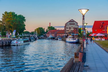 Klaipeda, Litvanya, 3 Temmuz 2022: Litvanya 'nın Klaipeda kentindeki Danes nehrinin kıyısına demir atan tekneler.