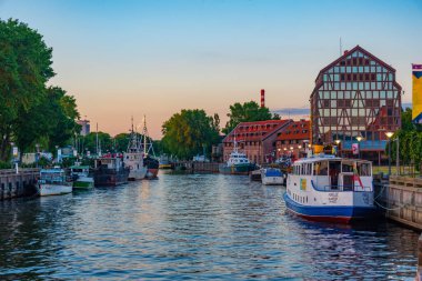 Klaipeda, Litvanya, 3 Temmuz 2022: Litvanya 'nın Klaipeda kentindeki Danes nehrinin kıyısına demir atan tekneler.