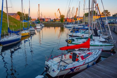 Klaipeda, Litvanya, 3 Temmuz 2022: Litvanya 'daki Klaipeda kalesinin yanında demirleyen balıkçı tekneleri.