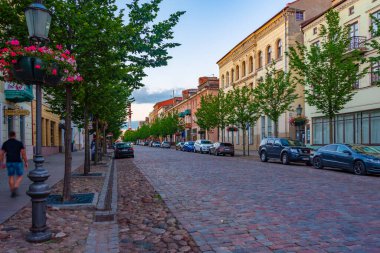 Klaipeda, Litvanya, 3 Temmuz 2022: Litvanya 'nın Klaipeda kentindeki tarihi binaların günbatımı.