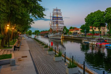 Klaipeda, Litvanya, 3 Temmuz 2022: Litvanya 'nın Klaipeda kentindeki tarihi yelkenli Meridian' ın günbatımı.