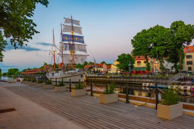 Klaipeda, Litvanya, 3 Temmuz 2022: Litvanya 'nın Klaipeda kentindeki tarihi yelkenli Meridian' ın günbatımı.