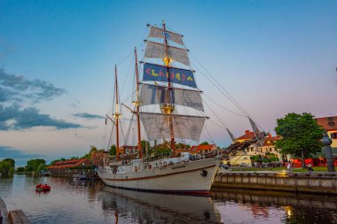 Klaipeda, Litvanya, 3 Temmuz 2022: Litvanya 'nın Klaipeda kentindeki tarihi yelkenli Meridian' ın günbatımı.