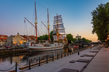 Klaipeda, Litvanya, 3 Temmuz 2022: Litvanya 'nın Klaipeda kentindeki tarihi yelkenli Meridian' ın günbatımı.