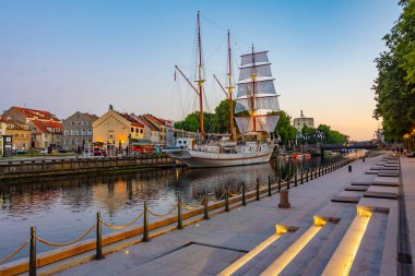 Klaipeda, Litvanya, 3 Temmuz 2022: Litvanya 'nın Klaipeda kentindeki tarihi yelkenli Meridian' ın günbatımı.