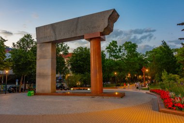 Klaipeda, Litvanya, 3 Temmuz 2022: Klaipeda 'da Birleşik Litvanya Anıtı Üzerine Gün Batımı.