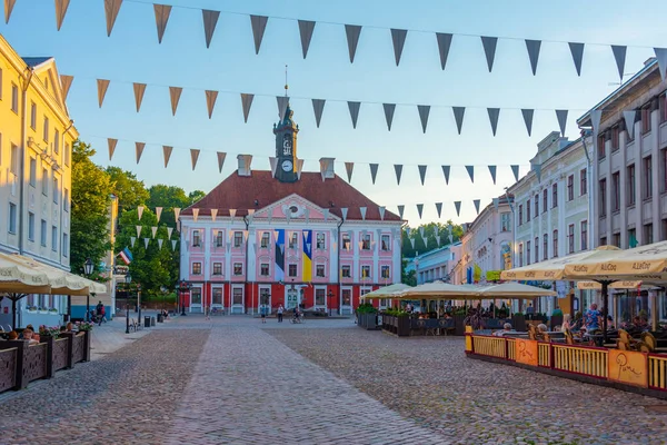 Tartu, Estonya, 27 Haziran 2022: Güneşli bir günde Estonya 'nın Tartu kentindeki belediye binası.