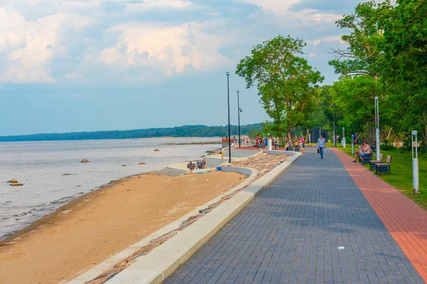 Sillamae, Estonya, 28 Haziran 2022: Estonya 'nın Sillamae kentinde deniz kenarındaki gezinti alanı.