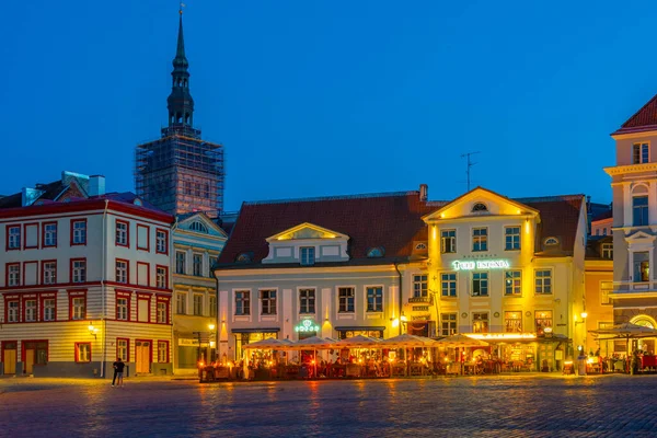 Tallin Estonia Czerwca 2022 Widok Nocny Restauracji Otaczających Plac Miejski — Zdjęcie stockowe