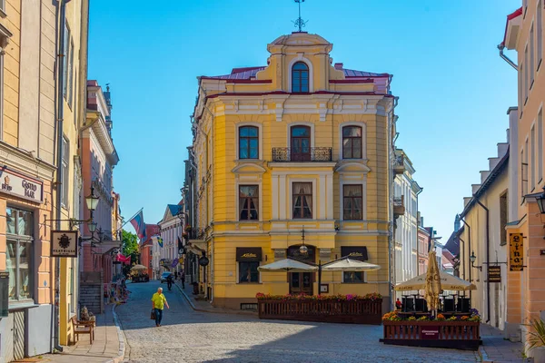 Tallinn, Estonya, 30 Haziran 2022: Tallinn, Estonya 'nın merkezinde bir sokak manzarası..