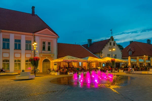 2022年6月30日 爱沙尼亚库雷萨雷 爱沙尼亚城镇库雷萨雷主广场的夜景 — 图库照片