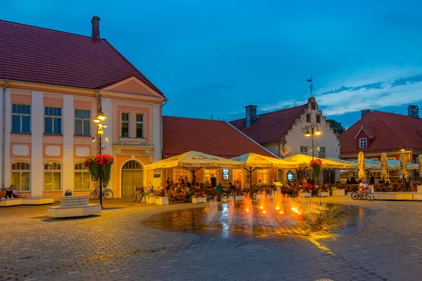Kuressaare Estónia Junho 2022 Vista Noturna Praça Principal Cidade Estónia — Fotografia de Stock