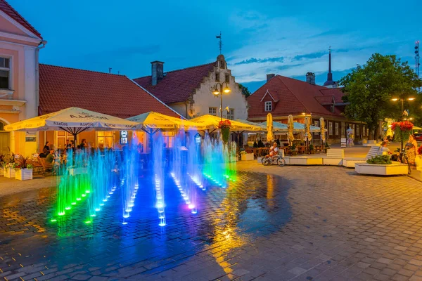 2022年6月30日 爱沙尼亚库雷萨雷 爱沙尼亚城镇库雷萨雷主广场的夜景 — 图库照片