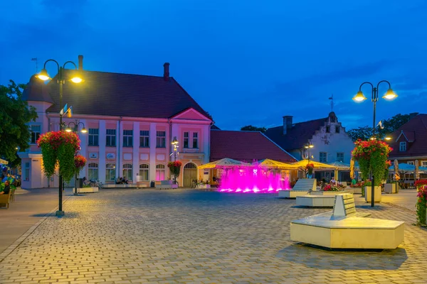 Kuressaare Estónia Junho 2022 Vista Noturna Praça Principal Cidade Estónia — Fotografia de Stock