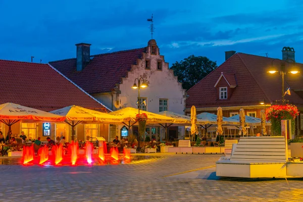 Kuressaare Estland Juni 2022 Nachtansicht Des Hauptplatzes Der Estnischen Stadt — Stockfoto