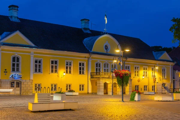 2022年6月30日エストニア クレサーレ エストニアの町クレサーレのメイン広場の夜景 — ストック写真