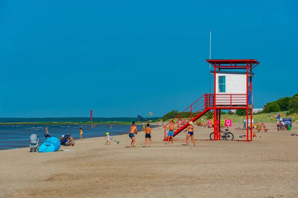 Parnu, Estonya, 2 Temmuz 2022: Estonya, Parnu 'da bir plajda yaz günü.