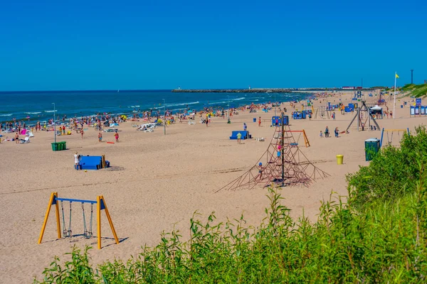 Вентспилс Латвия Июля 2022 Года Люди Наслаждаются Солнечным Днем Пляже — стоковое фото