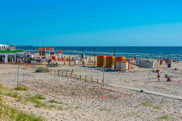 Опая Латвия Июля 2022 Года Люди Наслаждаются Солнечным Днем Пляже — стоковое фото