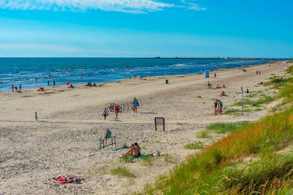 Опая Латвия Июля 2022 Года Люди Наслаждаются Солнечным Днем Пляже — стоковое фото