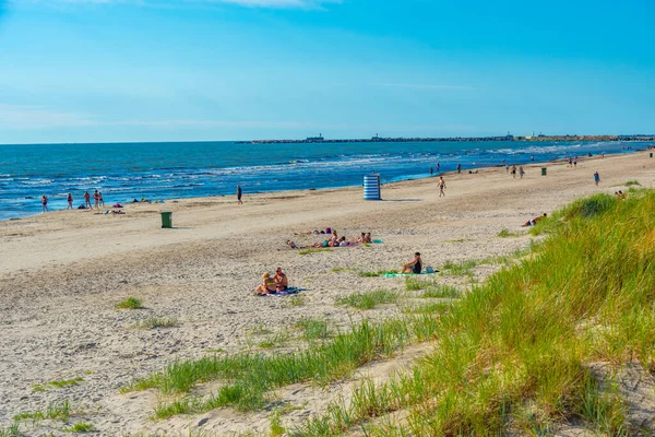 Liepaja Łotwa Lipca 2022 Ludzie Cieszą Się Słonecznym Dniem Plaży — Zdjęcie stockowe