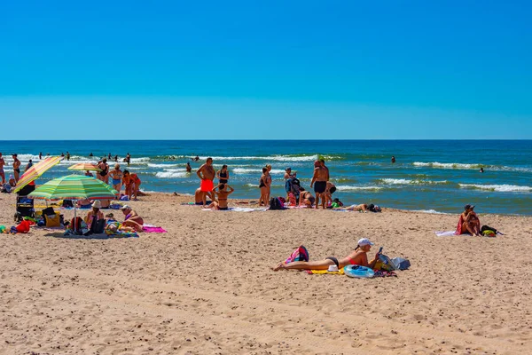 Ventspils Łotwa Lipca 2022 Ludzie Cieszą Się Słonecznym Dniem Plaży — Zdjęcie stockowe
