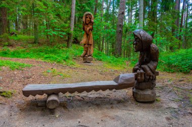 Juodkrante, Litvanya, 4 Temmuz 2022: Litvanya 'daki Curonian tükürüğünde Cadı Tepesi' nde tahta heykel.