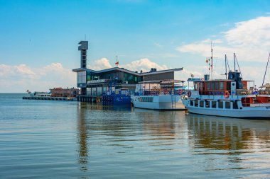 Nida, Litvanya, 4 Temmuz 2022: Litvanya 'nın Nida limanında liman gemileri.