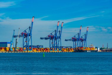 Klaipeda, Litvanya, 4 Temmuz 2022: Litvanya 'daki Klaipeda sanayi limanının panorama manzarası.