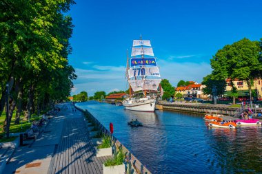 Klaipeda, Litvanya, 4 Temmuz 2022: Litvanya 'nın Klaipeda kasabasında tarihi yelkenli Meridian.