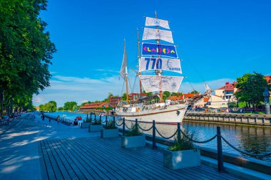 Klaipeda, Litvanya, 4 Temmuz 2022: Litvanya 'nın Klaipeda kasabasında tarihi yelkenli Meridian.