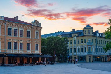Kaunas, Litvanya, 4 Temmuz 2022: Kaunas, Litvanya 'nın merkezinde bir caddede gece hayatı.