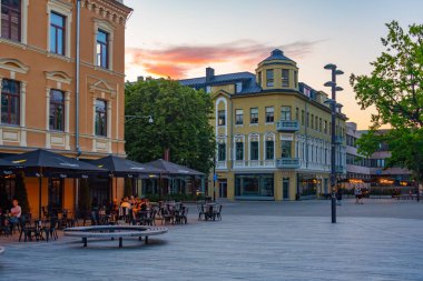 Kaunas, Litvanya, 4 Temmuz 2022: Kaunas, Litvanya 'nın merkezinde bir caddede gece hayatı.