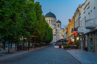 Kaunas, Litvanya, 4 Temmuz 2022: Litvanya 'nın başkenti Kaunas' ta gece hayatı.