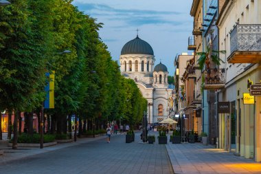 Kaunas, Litvanya, 4 Temmuz 2022: Litvanya 'nın başkenti Kaunas' ta gece hayatı.