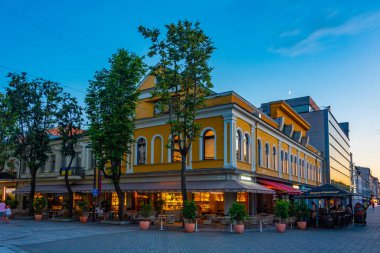 Kaunas, Litvanya, 4 Temmuz 2022: Litvanya 'nın başkenti Kaunas' ta gece hayatı.