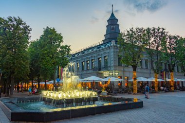 Kaunas, Litvanya, 4 Temmuz 2022: Litvanya 'nın başkenti Kaunas' ta gece hayatı.