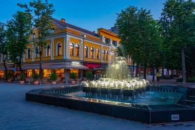 Kaunas, Litvanya, 4 Temmuz 2022: Litvanya 'nın başkenti Kaunas' ta gece hayatı.