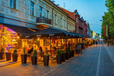 Kaunas, Litvanya, 4 Temmuz 2022: Litvanya 'nın başkenti Kaunas' ta gece hayatı.