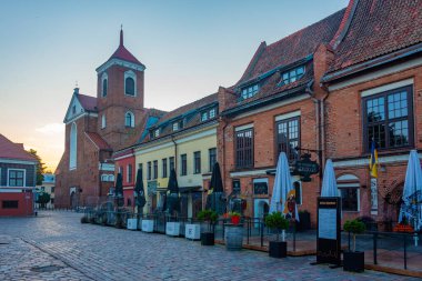 Kaunas, Litvanya, 5 Temmuz 2022: Kaunas, Litvanya 'daki Aziz Paul ve Peter katedralinin gün doğumu manzarası.