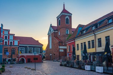 Kaunas, Litvanya, 5 Temmuz 2022: Kaunas, Litvanya 'daki Aziz Paul ve Peter katedralinin gün doğumu manzarası.