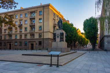 Kaunas, Litvanya, 5 Temmuz 2022: Litvanya 'nın Kaunas kentinde bir heykelin gün doğumu manzarası.