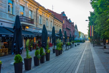 Kaunas, Litvanya, 5 Temmuz 2022: Kaunas, Litvanya merkezindeki Laisves kapısında gün doğumu.