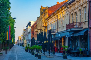 Kaunas, Litvanya, 5 Temmuz 2022: Kaunas, Litvanya merkezindeki Laisves kapısında gün doğumu.