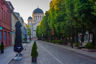 Kaunas, Litvanya, 5 Temmuz 2022: Kaunas, Litvanya merkezindeki Laisves kapısında gün doğumu.