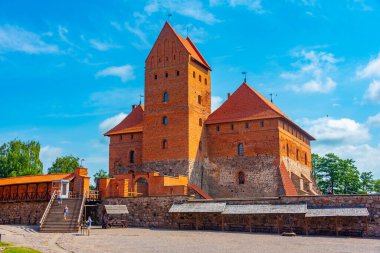 Trakai, Litvanya, 5 Temmuz 2022: Litvanya 'daki Trakai kalesinin avlusu.