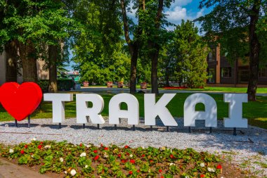 Trakai, Litvanya, 5 Temmuz 2022: Litvanya 'da Trakai turist tabelası.