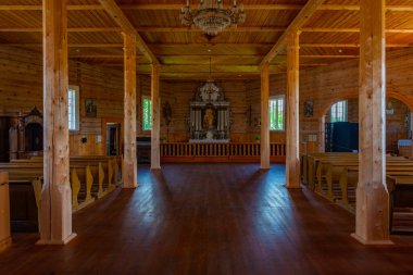 Rumsiskiu, Litvanya, 5 Temmuz 2022: Kaunas 'taki Litvanya Açık Hava Müzesi' ndeki ahşap kilisenin içi.