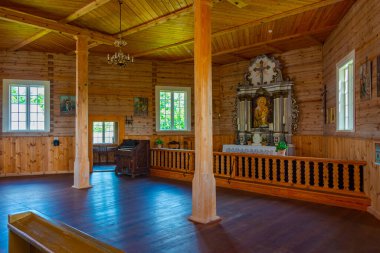 Rumsiskiu, Litvanya, 5 Temmuz 2022: Kaunas 'taki Litvanya Açık Hava Müzesi' ndeki ahşap kilisenin içi.