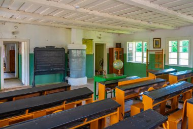 Rumsiskiu, Litvanya, 5 Temmuz 2022: Kaunas 'taki Etnoğrafya Açık Hava Müzesi' nde bir okulun iç mimarisi.